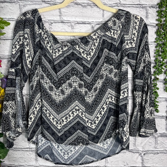 [🌼3/$30🌼Solemio Abstract Printed Flutter Sleeve Blouse Size Small - Picture 10 of 14